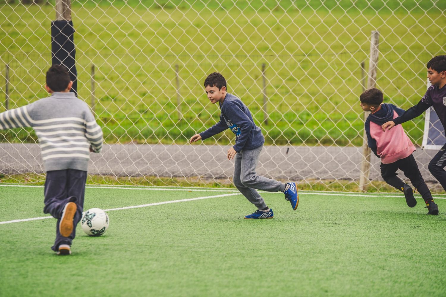 Chicos jugando al fútbol en un cumpleaños